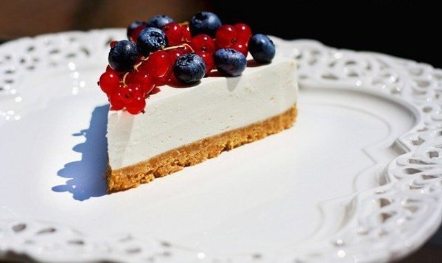 Пошаговый рецепт приготовления торта с йогуртом и свежими ягодами