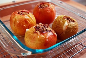 Пошаговый рецепт приготовления яблоки с изюмом, клюквой и медом