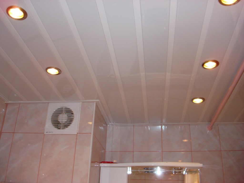 виды потолочных покрытий панели для ванной комнаты