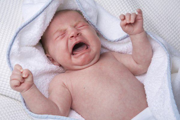 Колики у новорожденного причины, симптомы и как помочь малышу